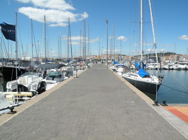  une jetée du port